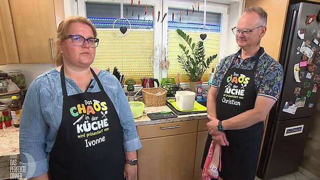 Tatkr&auml;ftige Unterst&uuml;tzung bekommt Ivonne (47) von Ehemann Christian (57) - auch optisch.