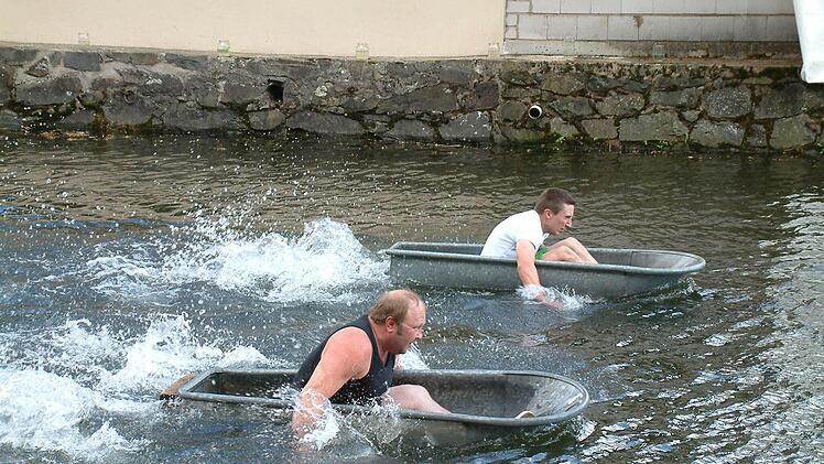 Kopf an Kopf kämpften beim Blechwannenrennen Markus Kuhnlein (links) und Daniel Schmitt.