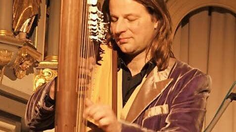 Andy Lang verzauberte die Menschen mit seiner keltischen Harfe,