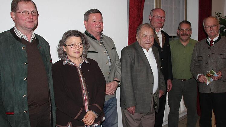 Die Führungsmannschaft: Hans Heinert, Karin Korn, Wolfgang Lappe, Ehrenvorsitzender Georg Wagner, Helmut Sieghörtner, Thomas Heim und Wolfgang Jagla (von links).