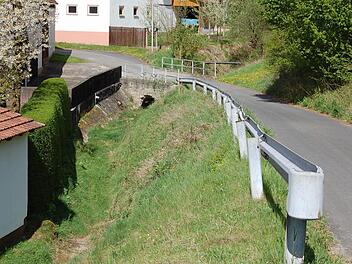 Der derzeit trockene Eichlingsgraben in Frankenbrunn erhält eine neue Brücke. Diese Entscheidung fällten die Oberthulbaer Marktgemeinderäte in ihrer jüngsten Sitzung. Foto: Günther Straub