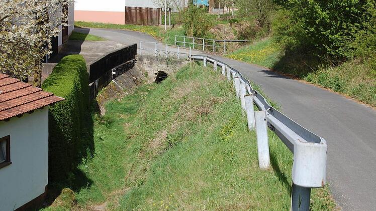 Der derzeit trockene Eichlingsgraben in Frankenbrunn erhält eine neue Brücke. Diese Entscheidung fällten die Oberthulbaer Marktgemeinderäte in ihrer jüngsten Sitzung. Foto: Günther Straub