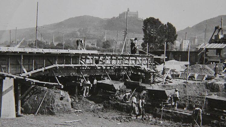 Der Transport erfolgte auf Loren. Schon allein das Verlegen der Schienen, auf denen die Loren fuhren war eine Sisyphusarbeit.