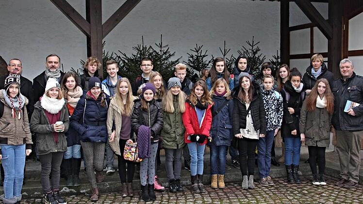 Abschiedsfoto im Rathausinnenhof. Bürgermeister Jürgen Hennemann (rechts) hatte die Schüler empfangen. Hinten rechts Kakrina Wolfovà, die dolmetschte und Lehrerin Brana Jazykù (hinten 3. von rechts), sowie (hinten von links) der Vorsitzende des Elternbeirats, Franz Schaller und Hanspeter Schmidt, Leiter des FRG in Ebern.  Foto: Helmut Will