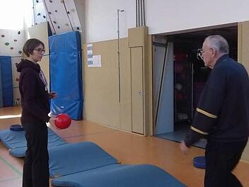 Caroline Laux leitet ein Training für Senioren. Foto: TV/ DJK
