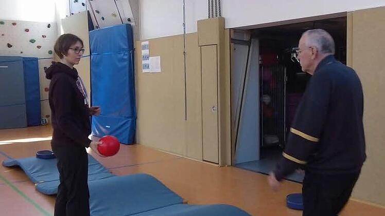 Caroline Laux leitet ein Training für Senioren. Foto: TV/ DJK