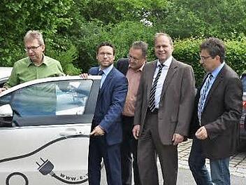 Die Bürgermeister der Landkreisgemeinden informierten sich über Elektromobilität (von links): Vertriebsleiter Franz-Josef Gotzler, Wolfgang Bauersachs (Weitramsdorf), Martin Finzel, Udo Siegel (Großheirath), Bernd Reißenweber (Ebersdorf), Rolf Rosenbauer (Untersiemau), Martin Mittag (Seßlach).  Foto: Gabi Arnold