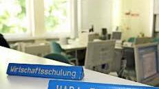 Näher am Alltag geht kaum: In der Wirtschaftsschule arbeiten die Schüler in fiktiven Unternehmen.
