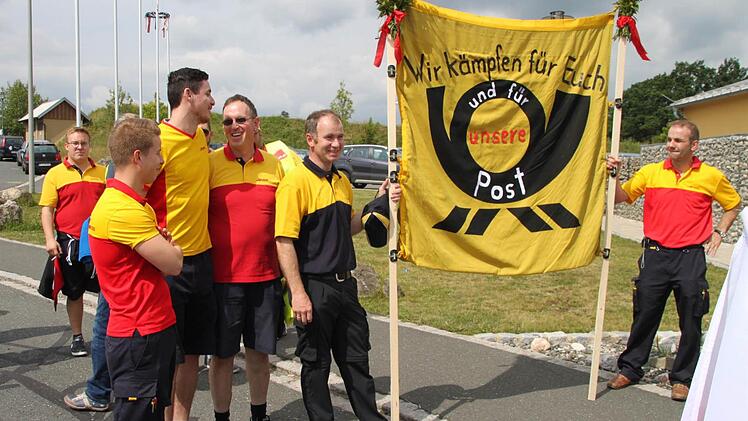 Die Postler zeigen Flagge. Foto: Stephan Tiroch