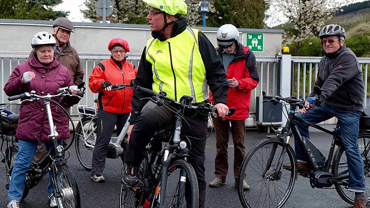Karlheinz Franz (Mitte) gibt Tipps zum Fahren mit dem E-Bike. Bei genügend Interesse wird das Pedelec-Training fortgesetzt. Foto: Gerd Schaar