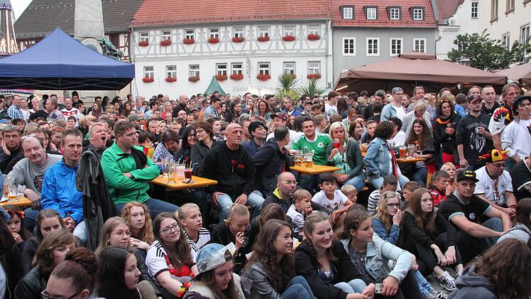 Impressionen vom Public Viewing auf dem Kulmbacher Marktplatz Foto: Stephan Stöckel