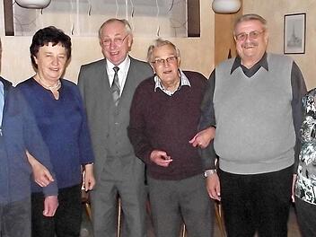 Gratuliert wurde beim VdK-Ortsverband Windheim Reinfried Löffler zur Ernennung zum Ehrenvorsitzenden. Im Bild (von links): Kassierer Heinrich Schneider, Schriftführerin Antonie Schneider, Kreis-Vize Dieter Wolf, Vorsitzender Werner Neubauer, Ehrenvorsitzender Reinfried Löffler und stellvertretende Frauenvertreterin Erika Löffler.  Foto: Ulrich Löffler
