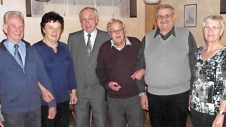 Gratuliert wurde beim VdK-Ortsverband Windheim Reinfried Löffler zur Ernennung zum Ehrenvorsitzenden. Im Bild (von links): Kassierer Heinrich Schneider, Schriftführerin Antonie Schneider, Kreis-Vize Dieter Wolf, Vorsitzender Werner Neubauer, Ehrenvorsitzender Reinfried Löffler und stellvertretende Frauenvertreterin Erika Löffler.  Foto: Ulrich Löffler