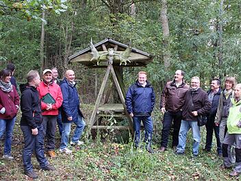 Wie wird der Maßbacher Gemeindewald in den nächsten 20 Jahren bewirtschaftet? Im Oktober letzten Jahres wurde der Entwurf des Forstwirtschaftsplanes 2017-2036 im Rahmen eines Waldbegangs den Marktgemeinderäten vorgestellt. Dabei entstand unser Foto. In der jüngsten Sitzung des Gremiums wurde der Plan endgültig verabschiedet.  Foto: Dieter Britz