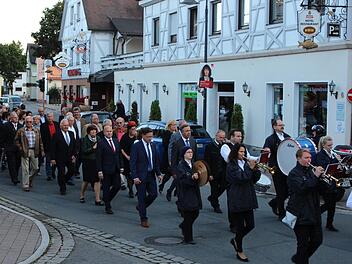 Im Festzug mit den Adelsdorfer Musikanten ging es vom Rathaus zur Aischgrundhalle.  Foto: Evi Seeger