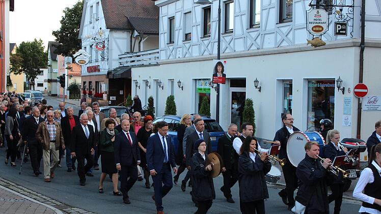 Im Festzug mit den Adelsdorfer Musikanten ging es vom Rathaus zur Aischgrundhalle.  Foto: Evi Seeger