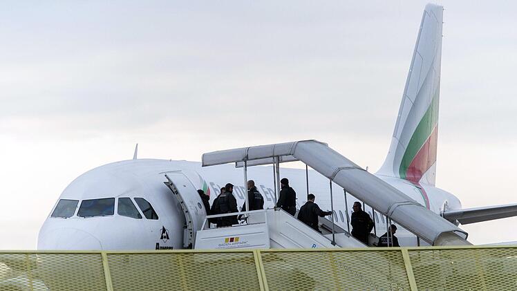 Am Freitagvormittag wurden 19 abgelehnte georgische Asylbewerber im Rahmen einer Sammelab schiebung von Nürnberg nach Tiflis zurückgeführt. Symbolfoto: Stefan Puchner/dpa