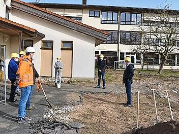 Der Spatenstich für den Anbau ist erfolgt.
