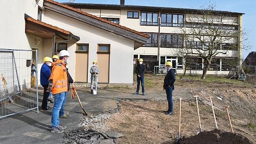 Der Spatenstich für den Anbau ist erfolgt.