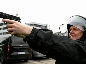 Stefan Raab zeigt in seiner Show, wie man unerwünschte Drohnen am besten abwehrt.