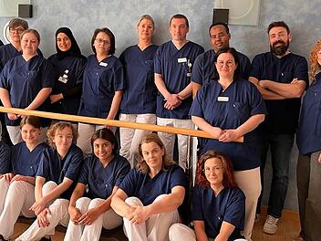 Die 16 Auszubildenden des dritten Ausbildungsjahres mit Praxisanleiterinnen und -anleitern und Pflegedienstleitung nach erfolgreichem Abschluss von &bdquo;Auszubildende leiten eine Station&ldquo; im Helios St. Elisabeth Krankenhaus Bad Kissingen.