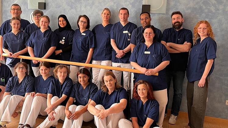 Die 16 Auszubildenden des dritten Ausbildungsjahres mit Praxisanleiterinnen und -anleitern und Pflegedienstleitung nach erfolgreichem Abschluss von &bdquo;Auszubildende leiten eine Station&ldquo; im Helios St. Elisabeth Krankenhaus Bad Kissingen.