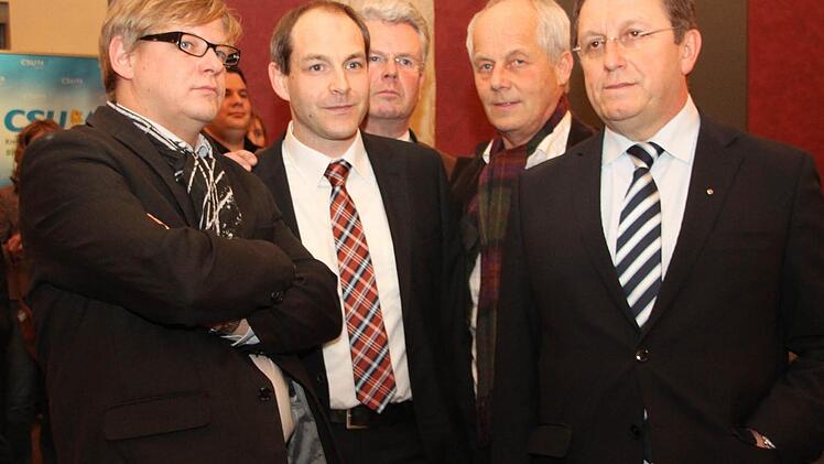 So sehen keine Sieger aus - von links: Franz Wilzok, Jörg Kunstmann, Ludwig von Lerchenfeld, Michael Pfitzner und OB Henry Schramm.