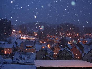 Schneeflocken fielen am Nachmittag und am Abend der "Ewigen Anbetung" in Obertrubach. Foto: Franz Galster