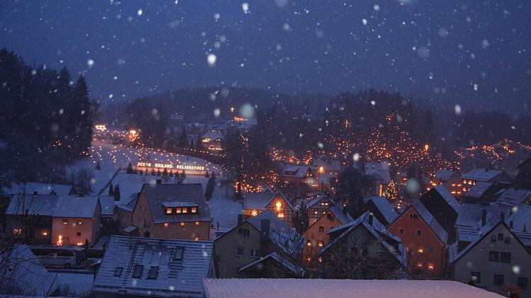 Schneeflocken fielen am Nachmittag und am Abend der "Ewigen Anbetung" in Obertrubach. Foto: Franz Galster