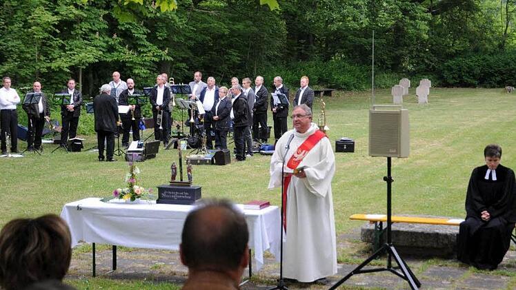 Gläubige beider Konfessionen waren am frühen Morgen des Pfingstmontags zu einem ökumenischen Gottesdienst, den Pfarrerin Claudia Winterstein und Diakon Manfred Griebel hielten, auf den Schlossberg gekommen.