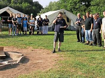 Henry Reisenweber (Mitte) vom Kreisjugendverband der Feuerwehr freute sich in seiner Begrüßung über den guten Besuch beim diesjährigen Zeltlager in Autenhausen. Foto: Bettina Knauth