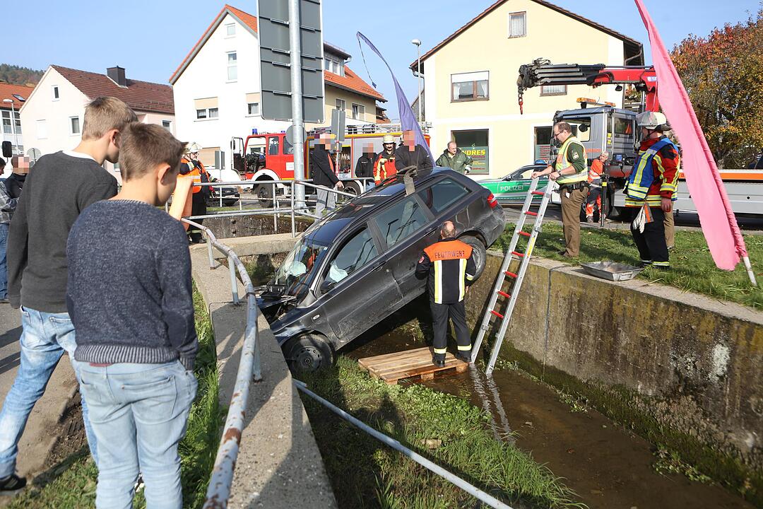Auto landet im Bach