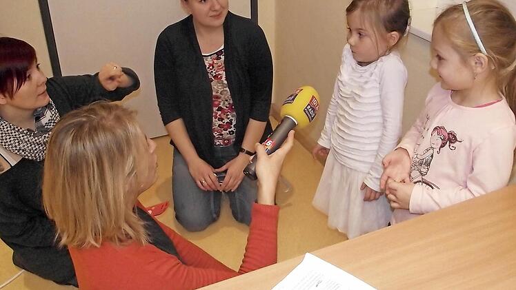 V. l.: Linda Kräußel, Patricia Wagner, Natalia Kim sowie die Vierjährigen Ella und Emilia Foto: D. Wolf