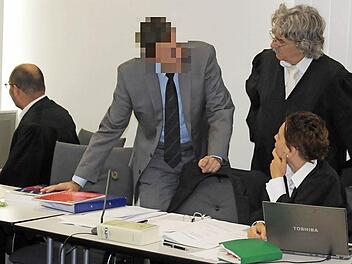 Der Angeklagte Heinz W. (Mitte) mit seinen Verteidigern Dieter Widmann (links) sowie Klaus Bernsmann und Katharina Rausch.  Archivfoto: Anna Lienhardt
