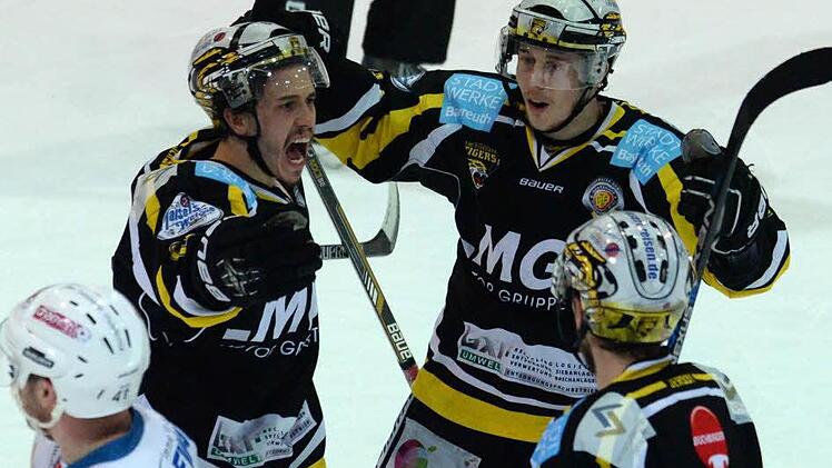 Marcus Marsall (links) hat gerade den 3:3-Ausgleich für Bayreuth erzielt. Mit ihm freuen sich Jan Pavlu und Sebastian Busch (weiter nach rechts). Foto: Peter Mularczyk