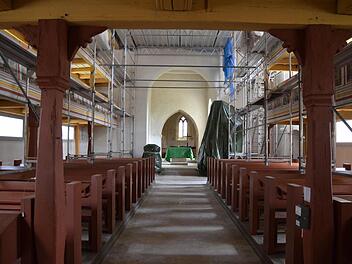 Die Gerüste werden noch lange das Bild in der Fechheimer Kirche bestimmen. Foto: Rainer Lutz