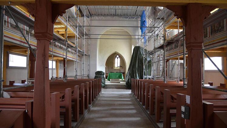 Die Gerüste werden noch lange das Bild in der Fechheimer Kirche bestimmen. Foto: Rainer Lutz