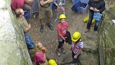 An manchen Wochenenden herrscht vor den Höhlen reger Betrieb. Foto: privat