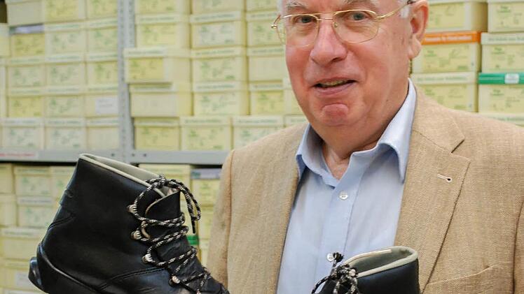 Seniorchef Hans-Joachim Wolter zeigt einen "Ur-Waldi", einen Ski-Schuh.