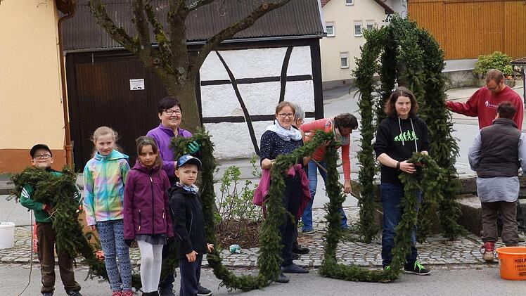 Alle Helfer packten tatkräftig mit an, um den Osterbrunnen für die Feiertage zu schmücken.  Foto: Luisa Gärtner