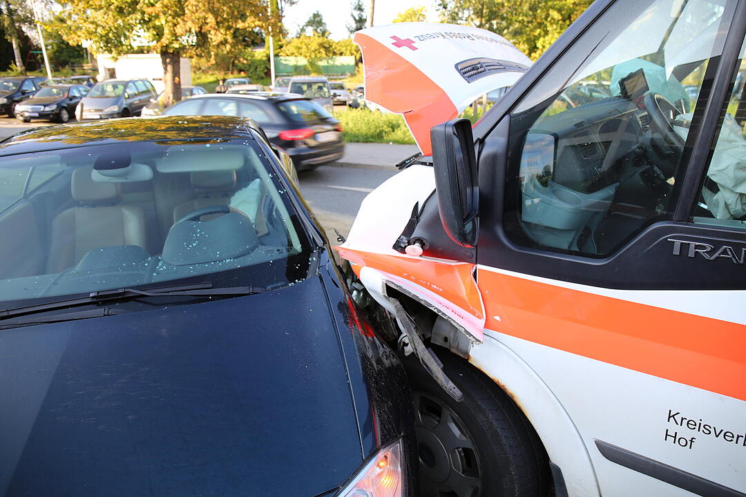 Rettungswagen und Auto stoßen in Hof zusammen