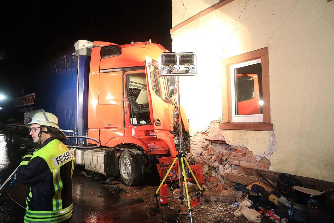 Unterfranken: Sattelzug kracht frontal in Wohnhaus - Fahrer eingeklemmt und schwer verletzt