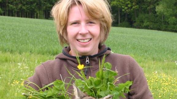 Es ist ein gutes Gefühl, ein Rehkitz vor der Mahd aus der Wiese zu holen. Das Gras dient dazu, dass das Jungtier von seiner Retterin keinen Geruch annimmt.BJV