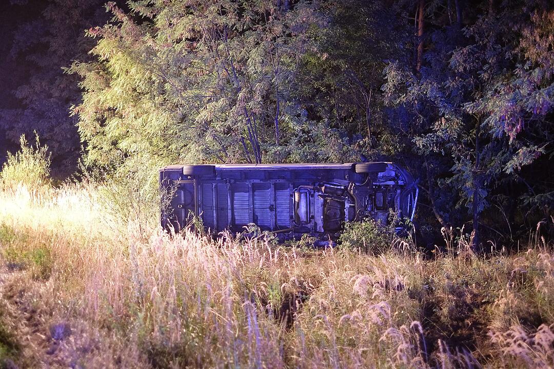 Feuerwehrleute werden zu Fußgängern auf der Autobahn - und bleiben dennoch stecken