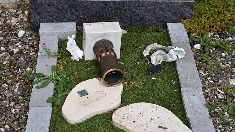 Das Werk der Vandalen im Zapfendorfer FriedhofFoto: Ronald Rinklef