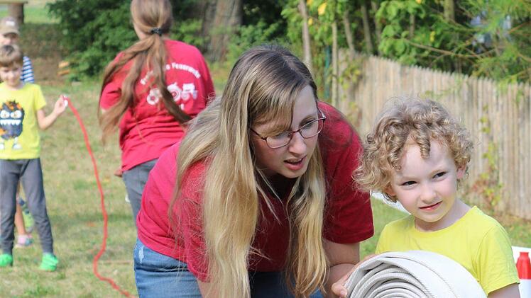 Den richtigen Dreh muss man beim Ausrollen eines Feuerwehrschlauches raushaben