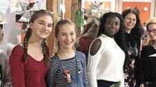 Erst der Weihnachtsmarkt, dann das Konzert. Die Schüler freuen sich.  Foto: Schule
