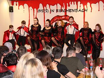 Die Teenie-Garde Reichenbach mit ihrem Vampirtanz. Foto: Matthias Nöth