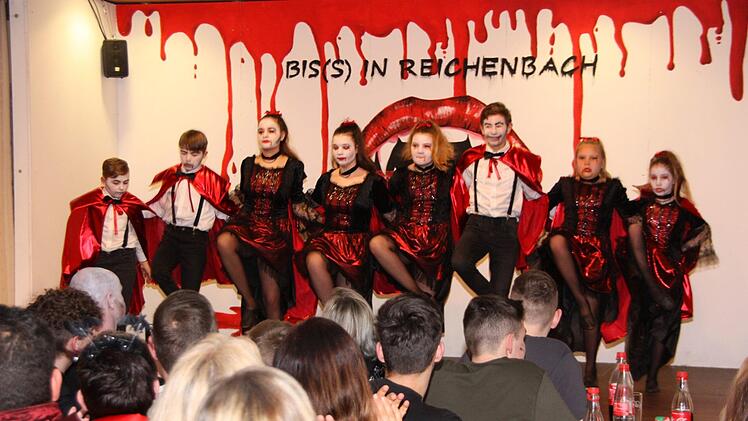 Die Teenie-Garde Reichenbach mit ihrem Vampirtanz. Foto: Matthias Nöth