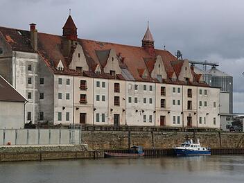 Das Lagergebäude ist das Wahrzeichen des Hafens. Die Eigentümerin wünscht sich den Abriss. Foto: Sebastian Schanz